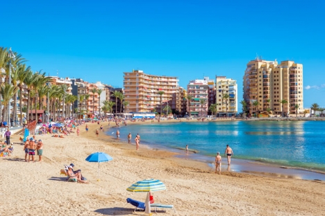 Strandbesökare i centrala Torrevieja.