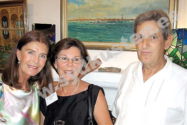 Manager Joyce Rawlins, Margit Björklund och galleriets ägare Josephus van Gestel.