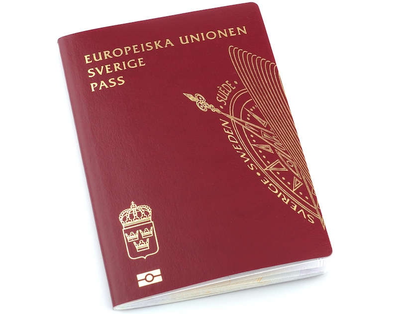 I dagsläget tar det mer än två månader att få en tid för passförnyelse på ambassaden i Madrid.