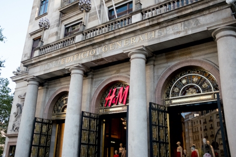 H&M stänger 30 av sina butiker i Spanien och varslar 1.100 personer av totalt 5.000 anställda, om uppsägning.