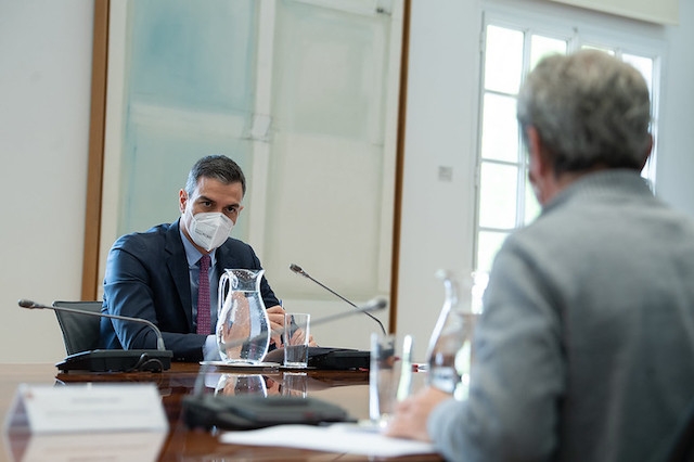 Regeringschefen Pedro Sánchez i möte med smittskyddsläkaren Fernando Simón.