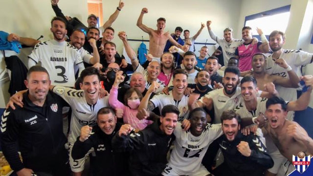 Spelarna i Vélez C.F. firar att de till hösten spelar i Segunda RFEF. Foto: @VELEZCF