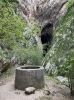 Vid ingången till grottan Cueva den Hundidero finns en torr brunn.