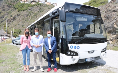 Kommunalrådet Paula Moreno och borgmästaren Óscar Medina ,tillsammans med chefen för bussbolaget i Torrox. Foto: Ayuntamiento de Torrox