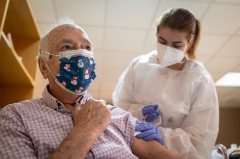 Den ökade vaccinantionstakten befinns ha en direkt relation till de sjunkande dödssiffrorna i Spanien.