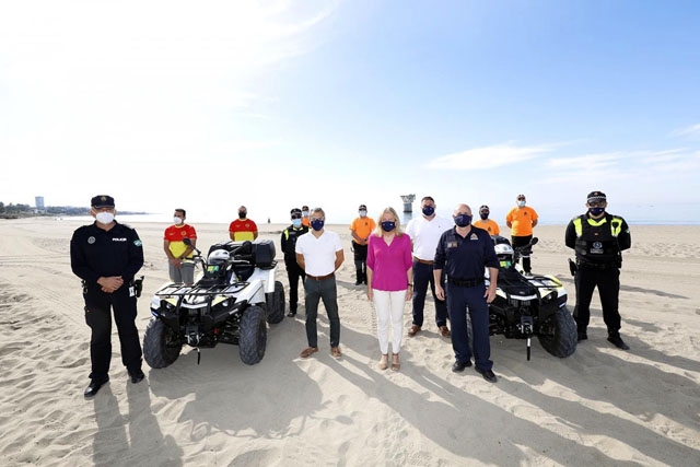Borgmästaren Ángeles Muñoz med den enhet av lokalpolisen som har till uppgift att bevaka stränderna. Foto: Ayto de Marbella