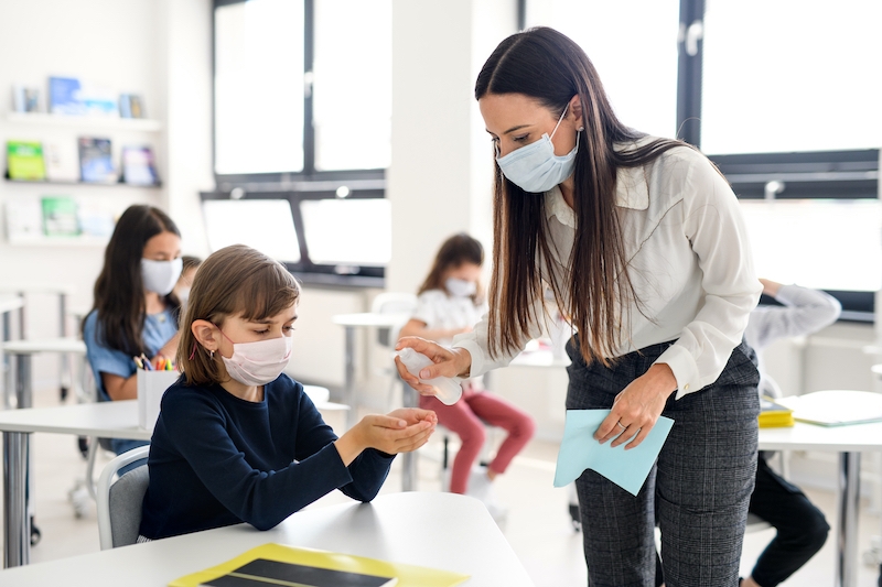 Hälsovårdsmyndigheten vill att gällande säkerhetsnormer på skolorna fortsätter att gälla till hösten.