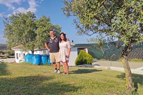 Jan och Åse förverkligade drömmen. De flyttade från kalla Sverige till ett hus i de andalusiska bergen med en storslagen utsikt. Olivträdens placering på berget i bakgrunden skapar ett naturvackert mönster. Foto: Stefan Zouagui