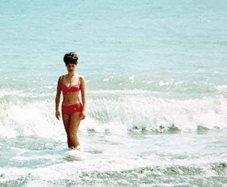 Lillemor Arvidsson på stranden i Torremolinos, iklädd den då kontroversiella bikinin. Foto: Privat