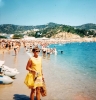 Anne Åkerberg med nyköpt klänning på stranden i Calella. Foto: Privat