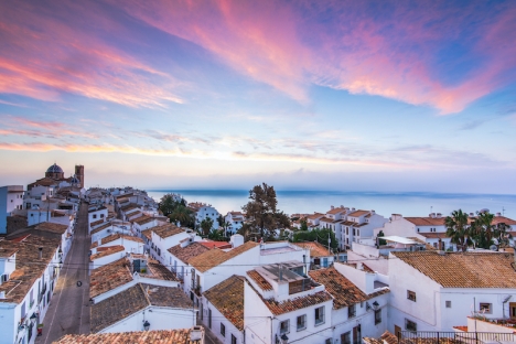 Trots den pågående pandemin och problematiska ekonomiska situationen i Spanien, låg husförsäljningen första kvartalet på en ovanligt hög nivå. På bilden syns Altea på Costa Blanca.