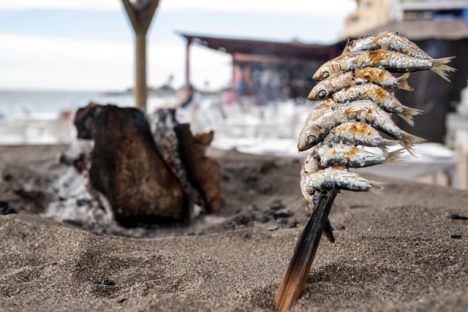 Sommar för Málagabor innebär sol, hav och sardinspett (espetos).