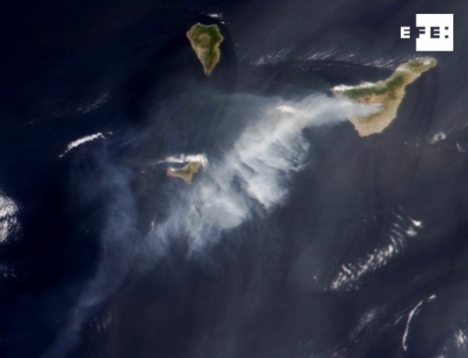 Brandröken på Tenerife kan skådas på satellitbilder. Foto: NASA