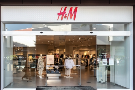 Efter två personalstrejker i april och maj väljer H&M att minska antalet planerade uppsägningar till en tredjedel.