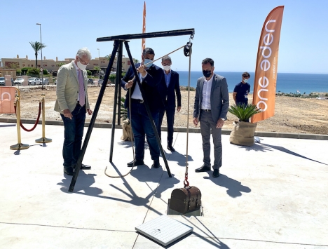 Mijas borgmästare José Gonzalez Pérez fick inte klippa några band på ceremonin för det första spadtaget. Däremot fira ned en tidskapsel i jorden under vad som kommer att bli visningslägenheten så småningom.