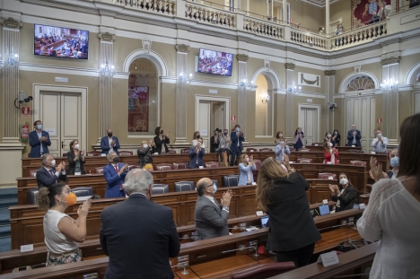 Politisk enighet och applåder i det kanariska parlamentet, när den nya translagen röstades igenom 26 maj. Foto: Parlamento de Canarias