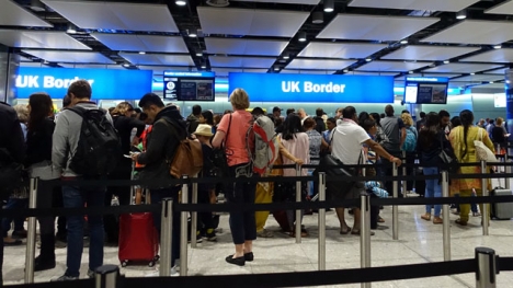 Storbritannien behåller inreserestriktionerna för alla resenärer från EU, vilket försvårar för de egna medborgarna att resa på utlandssemester.