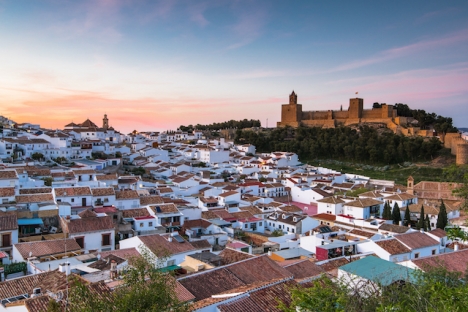 Sammanlagt 243 fall av Covid-19 hos främst studenter har lett till att Antequera toppar smittfrekvensen i hela Spanien.