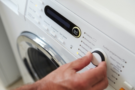 Att sätta på tvättmaskinen nattetid ger visserligen billigare elräkning men kan leda till böter för buller. 