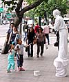 Valencia är en stad med ständigt pågående folkfester. Och levande statyer som ungarna förstås älskar.