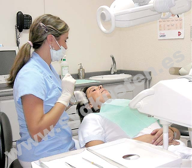 Tandläkarskräck är största anledningen till att folk inte gör de regelbundna kontroller som borgar för god munhälsa. ”Folk tror att det är mycket värre än det är i verkligheten”, säger Consuelo Linares Piñar, som försöker vara pedagogisk för att lugna patienterna.