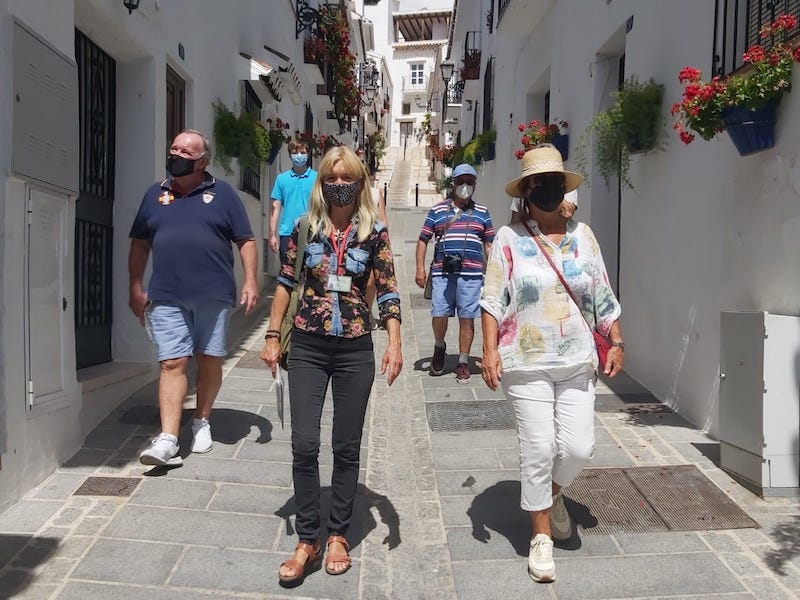 Pia Bruun är utbildad vandringsguide och lokalguide och bor i Andalusien sedan 1985. Hon leder företaget Mijas Secrets och arrangerar upplevelser längs hela Costa del Sol.