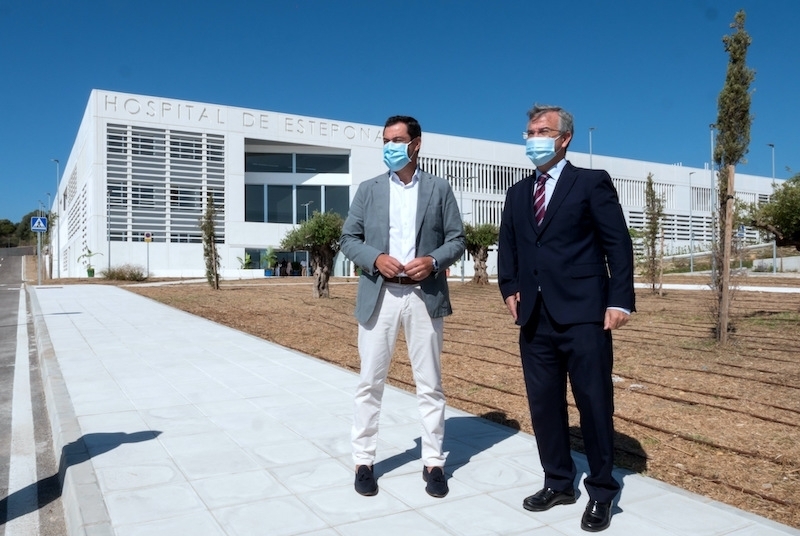 Andalusiens regionalpresident Juan Manuel Moreno Bonilla och Esteponas borgmästare José María García Urbano framför kommunens nya sjukhus i september 2020. Foto: Ayuntamiento de Estepona