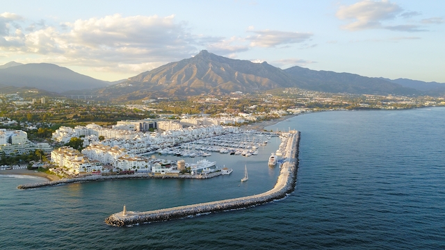 Efter ett par dagar med en smittfrekvens över tusen fall per 100.000 invånare, har Marbella lyckats komma under strecket igen.