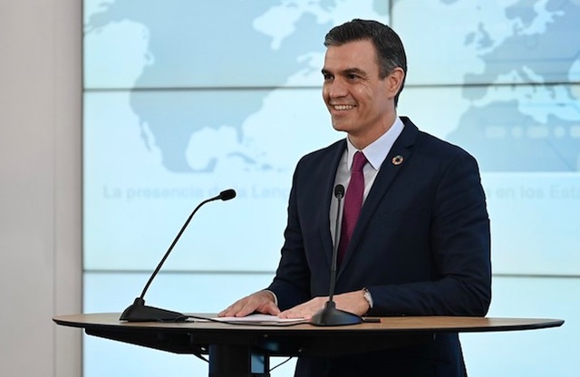 Pedro Sánchez annonserar fler vaccindoser i augusti.