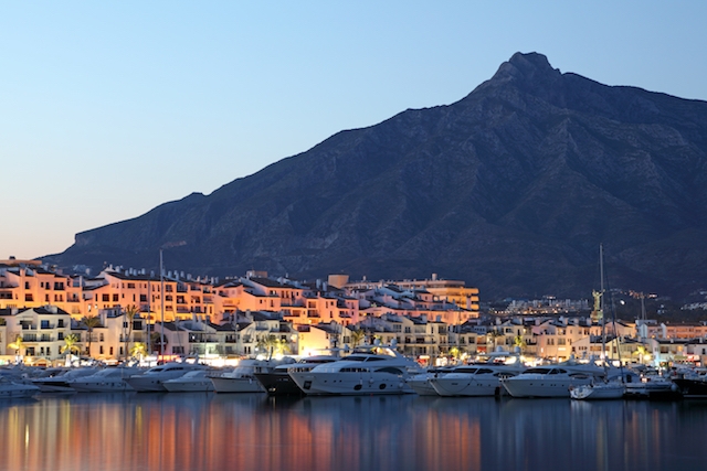 Natten till lördag hävs utegångsförbudet i både Marbella och Estepona.