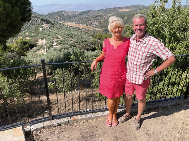 Här i Granadaprovinsen, omgivna av olivträd (150 av dem deras egna) och andra fruktträd, tillbringade Jan och Nina Hallén hemkarantänen själva. Den planerade hotellinvigningen fick skjutas upp på obestämd tid.