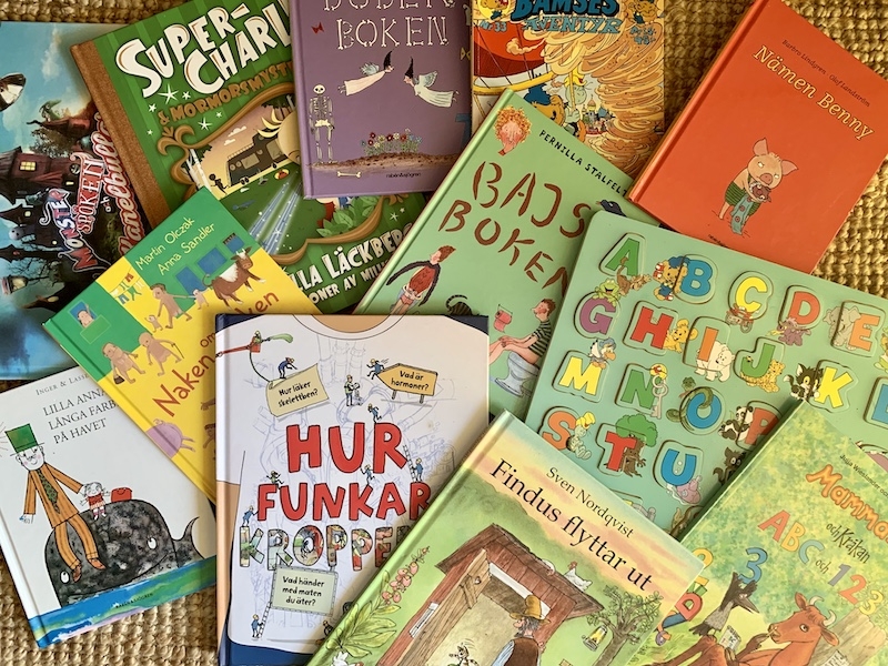 Som föräldern med minoritetsspråket i en flerspråkig familj, är det viktigt att anstränga sig lite extra för att bygga upp ett bibliotek samt vara öppen för de oändliga möjligheter som tekniken ger idag.