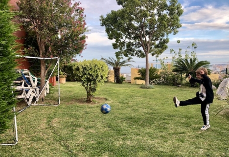 Att spanska barn lever i rädsla och inte får lov att sparka boll, är en skev bild av verkligheten. Bilden togs 15 maj och både då och nu är det tillåtet att spela fotboll.
