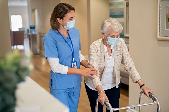 Vårdpersonal som inte velat vaccinera sig kan bli omplacerade, för att värna om patienternas hälsa.