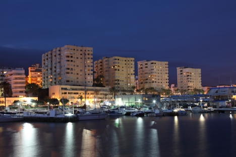 Den misstänkte våldtäktsmannen arbetar som bartender i fritidshamnen i Estepona.