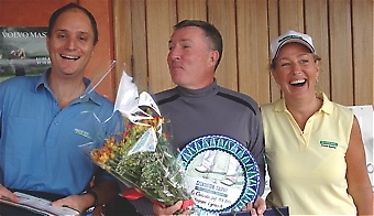 Trevligt värre var det vid säsongspremiären på La Cañada Golf 19 oktober. Här segraren i A-gruppen Olav Maaland, med Sydkustens Mats Björkman och Jyske Banks Lisa Flyxe. 