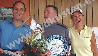 Trevligt värre var det vid säsongspremiären på La Cañada Golf 19 oktober. Här segraren i A-gruppen Olav Maaland, med Sydkustens Mats Björkman och Jyske Banks Lisa Flyxe.