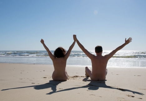 Flera nudist kvinnor på stranden