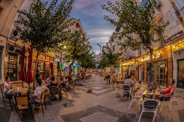 Nöjeslokaler får åter hålla öppet i Valenciaregionen till tre på natten, men den sista drinken måste serveras senast 02.30 och dansgolvet får inte brukas.