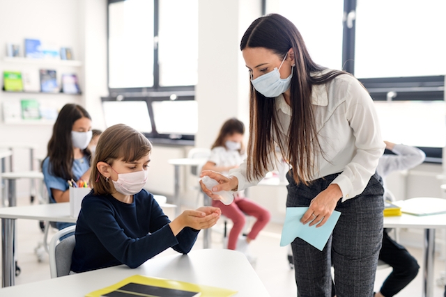 Åtgärden syftar till att underlätta vardagen för både elever, lärare och övrig skolpersonal, som det senaste läsåret ständigt hotats av tio dagars hemkarantän.