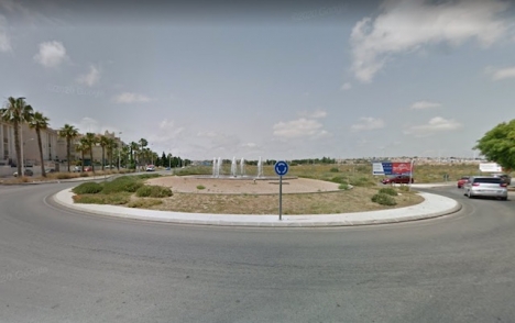 Ett flertal olyckor har inträffat vid rondellen som sammanbinder Avenida Desiderio Rodríguez med kustvägen. Foto: Google Maps