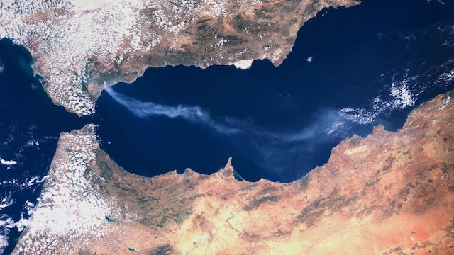 Satellitbild som visar brandröken från Sierra Bermeja.