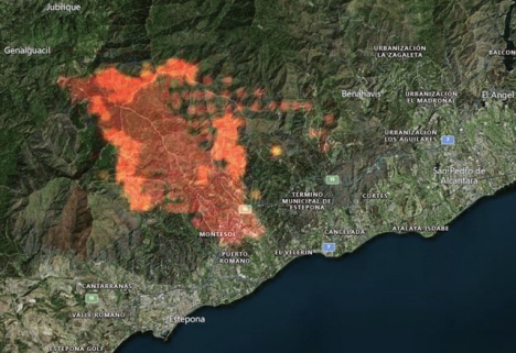Storbranden sprider sig fortfarande från Estepona i riktning österut. Karta: Zoom Earth