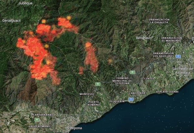 Efter tre dygn har storbranden vid Sierra Bermeja börjat hamna under kontroll. Foto: Zoom Earth