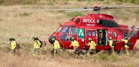 Brandbekämparna har överraskats av att vinden och därmed lågorna de senaste timmarna gjort en helomvändning. Foto: INFOCA