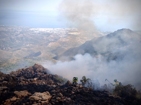 Bekämpningen av storbranden är både mödosam och riskfylld. Flera olyckor har inträffat de senaste dagarna. Foto: Infoca