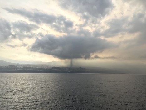 Utbrottet på södra La Palma avsöndrar lågor och gaser som syns från långt håll. Foto: Salvamento Marítimo