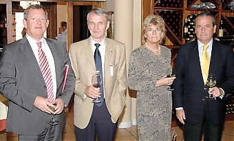 Ambassadör Anders Rönquist togs emot av ordföranden för de nordiska rotarianerna i Marbella Ingvar Lindén, i sällskap av sekreteraren på konsulatet i Málaga Gunilla Ekberg och konsuln Pedro Megías González.