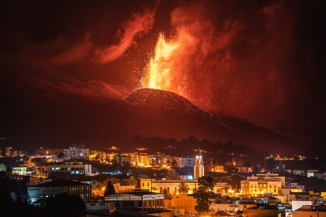 Det spektakulära vulkanutbrottet på La Palma har lockat en enorm presskår, som dock också tvingats flytta sig på grund av tilltagande intensitet. Foto: Twitter