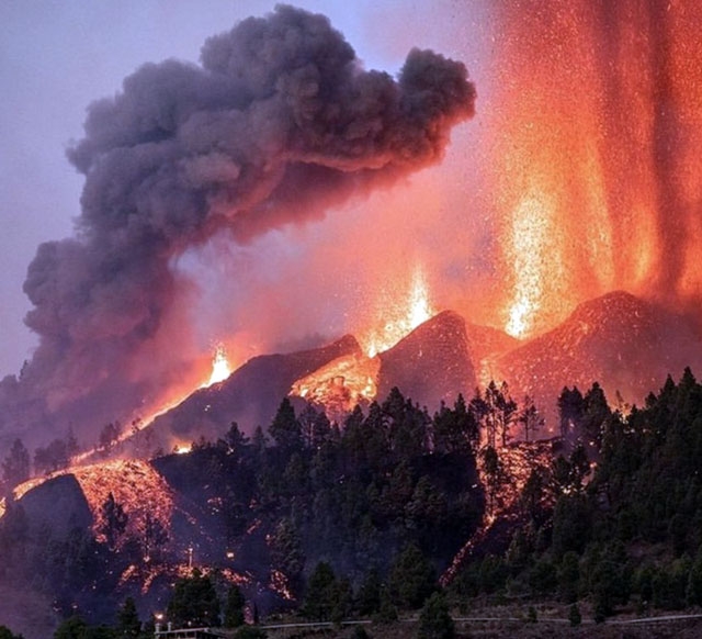 Bilderna från vulkanubrottet på La Palma är fascinerande och skrämmande på samma gång. Foto: Twitter